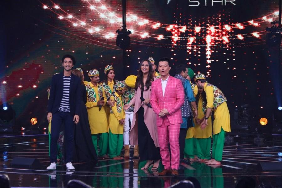 The Dabbang girl of Bollywood, Sonakshi Sinha went LIVE on COLORS singing reality show Rising Star for the promotion of her upcoming movie 'Noor'. Along with encouraging the talents of the competition, Sona took the opportunity and showed of her singing prowess, be it performing LIVE with Diljit Dosanjh to performing the Rap 'Move Your Luk Baby' from the movie 'Noor'. Dabbang girl,Sonakshi Sinha,Rising Star,reality show Rising Star,Noor,Noor promotion,Noor movie promotion,Noor promotion pics,Noor promotion images,Noor promotion stills,Noor promotion pictures
