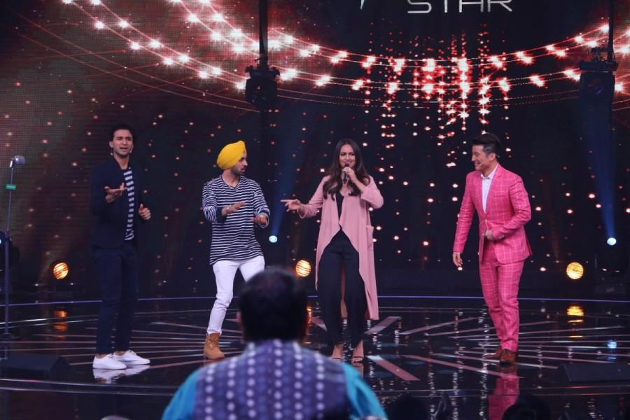 The Dabbang girl of Bollywood, Sonakshi Sinha went LIVE on COLORS singing reality show Rising Star for the promotion of her upcoming movie 'Noor'. Along with encouraging the talents of the competition, Sona took the opportunity and showed of her singing prowess, be it performing LIVE with Diljit Dosanjh to performing the Rap 'Move Your Luk Baby' from the movie 'Noor'. Dabbang girl,Sonakshi Sinha,Rising Star,reality show Rising Star,Noor,Noor promotion,Noor movie promotion,Noor promotion pics,Noor promotion images,Noor promotion stills,Noor promotion pictures