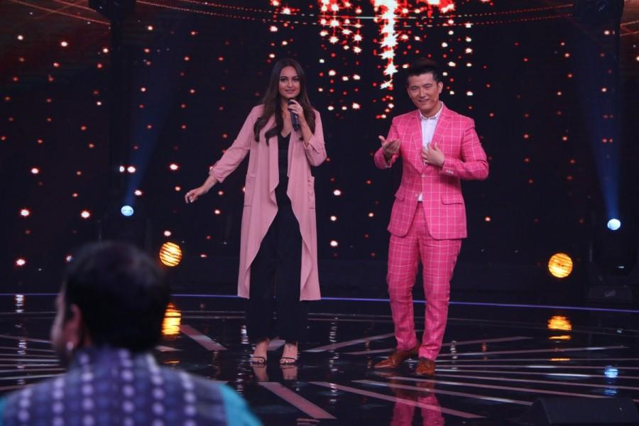The Dabbang girl of Bollywood, Sonakshi Sinha went LIVE on COLORS singing reality show Rising Star for the promotion of her upcoming movie 'Noor'. Along with encouraging the talents of the competition, Sona took the opportunity and showed of her singing prowess, be it performing LIVE with Diljit Dosanjh to performing the Rap 'Move Your Luk Baby' from the movie 'Noor'. Dabbang girl,Sonakshi Sinha,Rising Star,reality show Rising Star,Noor,Noor promotion,Noor movie promotion,Noor promotion pics,Noor promotion images,Noor promotion stills,Noor promotion pictures