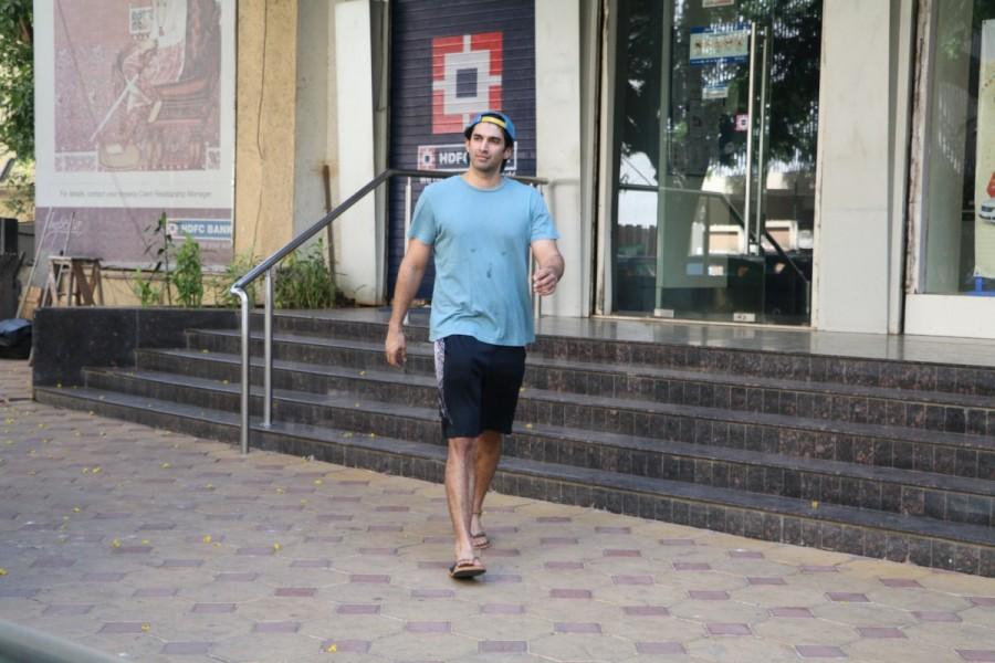 Bollywood actor Aditya Roy Kapur spotted at ATM in Mumbai. Aditya Roy Kapur,Aditya Roy Kapur at ATM,Aditya Roy Kapur spotted at ATM,Aditya Roy Kapur pics,Aditya Roy Kapur images,Aditya Roy Kapur stills,Aditya Roy Kapur pictures,Aditya Roy Kapur photos