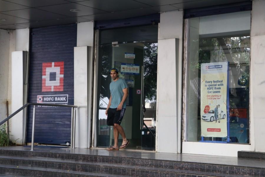 Bollywood actor Aditya Roy Kapur spotted at ATM in Mumbai. Aditya Roy Kapur,Aditya Roy Kapur at ATM,Aditya Roy Kapur spotted at ATM,Aditya Roy Kapur pics,Aditya Roy Kapur images,Aditya Roy Kapur stills,Aditya Roy Kapur pictures,Aditya Roy Kapur photos