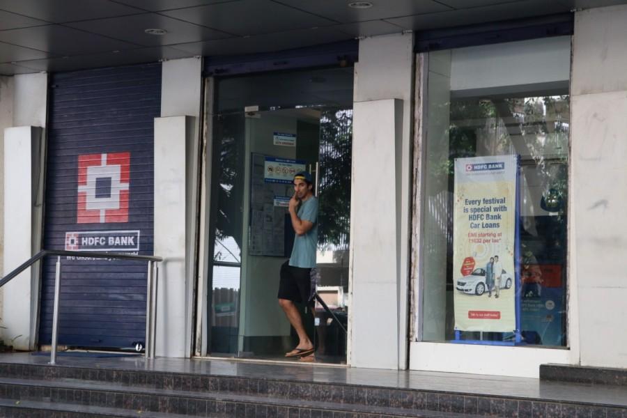 Bollywood actor Aditya Roy Kapur spotted at ATM in Mumbai. Aditya Roy Kapur,Aditya Roy Kapur at ATM,Aditya Roy Kapur spotted at ATM,Aditya Roy Kapur pics,Aditya Roy Kapur images,Aditya Roy Kapur stills,Aditya Roy Kapur pictures,Aditya Roy Kapur photos