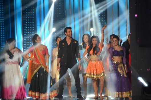 Bollywood actors Hrithik Roshan and Sonakshi Sinha snapped on the sets of Nach Baliye in Mumbai on April 11, 2017.