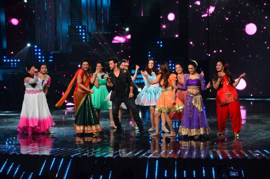 Bollywood actors Hrithik Roshan and Sonakshi Sinha snapped on the sets of Nach Baliye in Mumbai on April 11, 2017. Hrithik Roshan and Sonakshi Sinha,Hrithik Roshan,Sonakshi Sinha,Nach Baliye,Nach Baliye on the sets,Noor,Noor promotion,Noor movie promotion