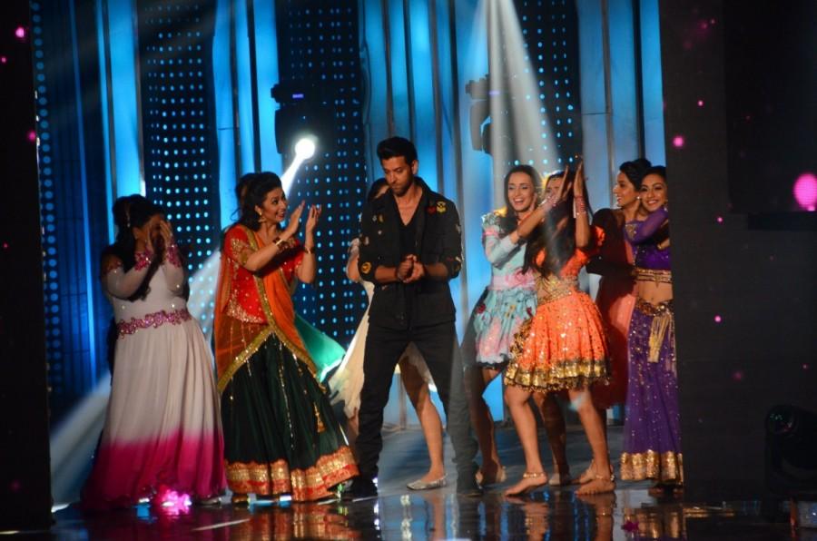 Bollywood actors Hrithik Roshan and Sonakshi Sinha snapped on the sets of Nach Baliye in Mumbai on April 11, 2017. Hrithik Roshan and Sonakshi Sinha,Hrithik Roshan,Sonakshi Sinha,Nach Baliye,Nach Baliye on the sets,Noor,Noor promotion,Noor movie promotion