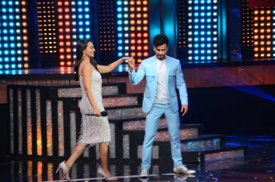 Bollywood actors Hrithik Roshan and Sonakshi Sinha snapped on the sets of Nach Baliye in Mumbai on April 11, 2017. Hrithik Roshan and Sonakshi Sinha,Hrithik Roshan,Sonakshi Sinha,Nach Baliye,Nach Baliye on the sets,Noor,Noor promotion,Noor movie promotion