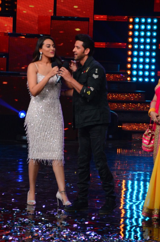 Bollywood actors Hrithik Roshan and Sonakshi Sinha snapped on the sets of Nach Baliye in Mumbai on April 11, 2017. Hrithik Roshan and Sonakshi Sinha,Hrithik Roshan,Sonakshi Sinha,Nach Baliye,Nach Baliye on the sets,Noor,Noor promotion,Noor movie promotion
