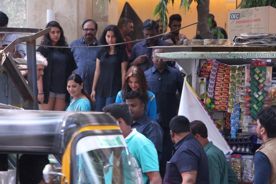 Bollywood actress Anushka Sharma shoots for Imtiaz Ali's film sans Shah Rukh Khan. Anushka Sharma,Anushka Sharma shoots for Imtiaz Ali,Imtiaz Ali,Shah Rukh Khan,sans,SRK,actress Anushka Sharma,Anushka Sharma pics,Anushka Sharma images,Anushka Sharma stills,Anushka Sharma pictures,Anushka Sharma photos
