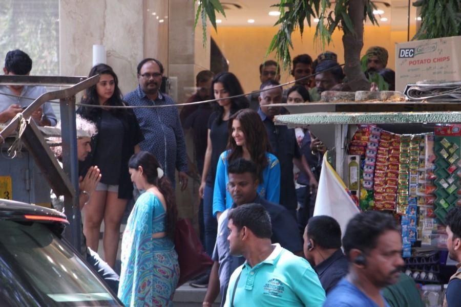 Bollywood actress Anushka Sharma shoots for Imtiaz Ali's film sans Shah Rukh Khan. Anushka Sharma,Anushka Sharma shoots for Imtiaz Ali,Imtiaz Ali,Shah Rukh Khan,sans,SRK,actress Anushka Sharma,Anushka Sharma pics,Anushka Sharma images,Anushka Sharma stills,Anushka Sharma pictures,Anushka Sharma photos