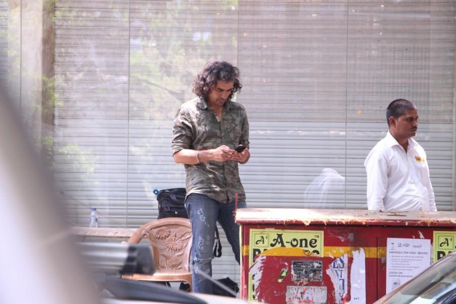Bollywood actress Anushka Sharma shoots for Imtiaz Ali's film sans Shah Rukh Khan. Anushka Sharma,Anushka Sharma shoots for Imtiaz Ali,Imtiaz Ali,Shah Rukh Khan,sans,SRK,actress Anushka Sharma,Anushka Sharma pics,Anushka Sharma images,Anushka Sharma stills,Anushka Sharma pictures,Anushka Sharma photos