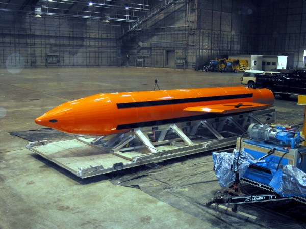 Nicholson described the MOAB as "the right munition to reduce" the improvised explosive devices (IEDs), bunkers and tunnels IS is using to "thicken their defence". The bomb will also "maintain the momentum of our offensive against IS," he said. The Air Force "took every precaution to avoid civilian casualties," CENTCOM said. A peace conference on Afghanistan is scheduled to begin on Friday in Moscow, involving the Afghan government and representatives of twelve other nations. Neither the Taliban nor the IS were invited. The US was invited to the conference, but reportedly declined to participate. US,US military,US drops largest non-nuclear bomb,ISIS caves,Afghanistan,mother of all bombs,Islamic State,Achin district,GBU-43 bomb