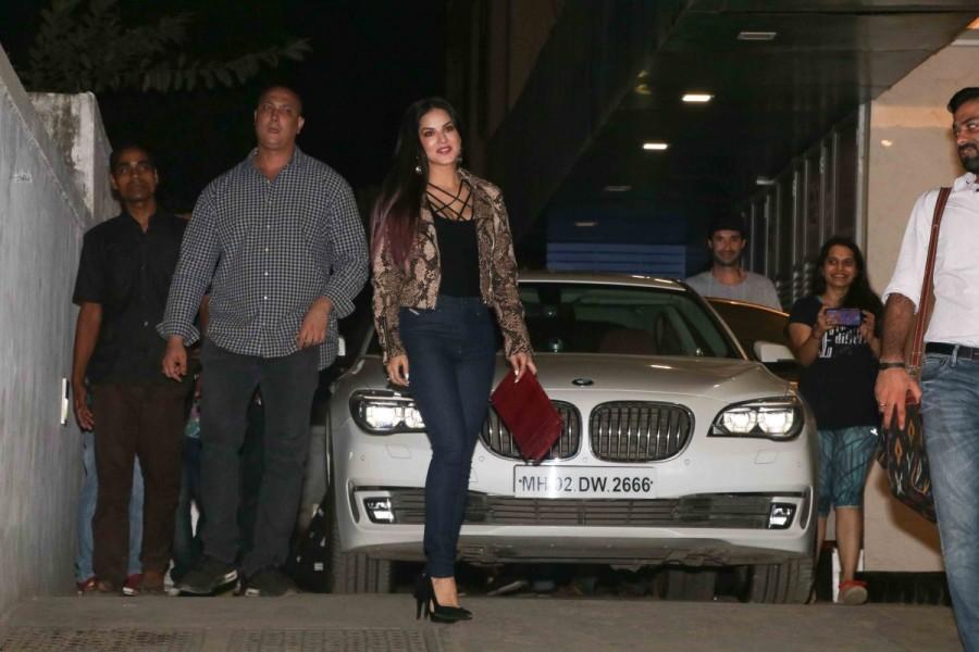 Bollywood actress Sunny Leone spotted at Bandra. Sonakshi Sinha,Sunny Leone,Bipasha Basu,Sonakshi Sinha spotted at Bandra,Sunny Leone spotted at Bandra,Bipasha Basu spotted at Bandra