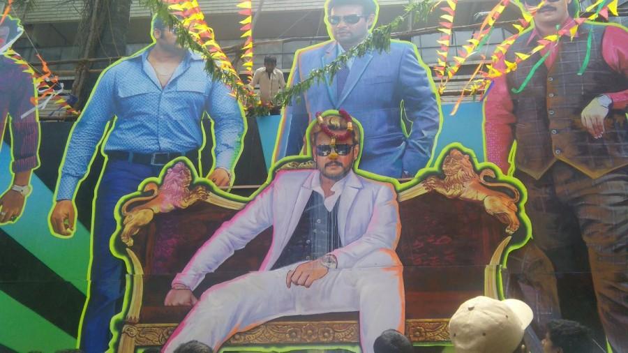 Challenging Star Darshan fans celebrate Chakravarthy movie release. Challenging Star Darshan,Darshan,Darshan fans,Chakravarthy movie release,Chakravarthy release,Chakravarthy release pics,Chakravarthy release images,Chakravarthy release photos,Chakravarthy release stills,Chakravarthy release pictures
