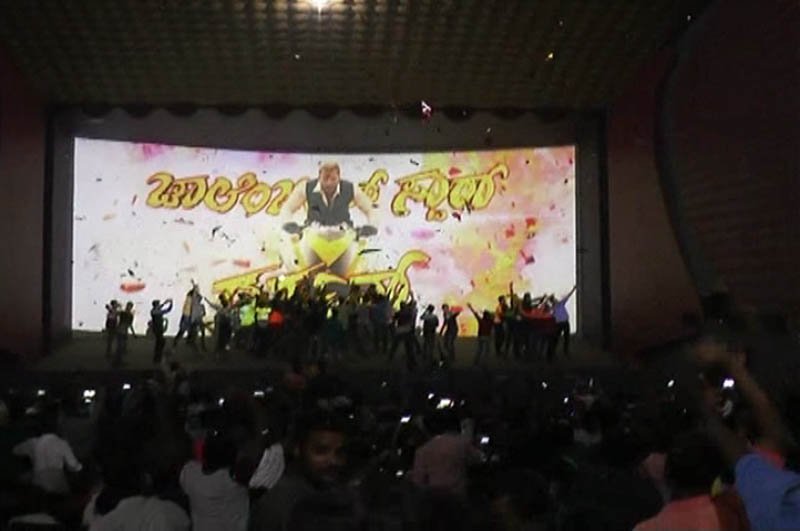 Challenging Star Darshan fans celebrate Chakravarthy movie release. Challenging Star Darshan,Darshan,Darshan fans,Chakravarthy movie release,Chakravarthy release,Chakravarthy release pics,Chakravarthy release images,Chakravarthy release photos,Chakravarthy release stills,Chakravarthy release pictures