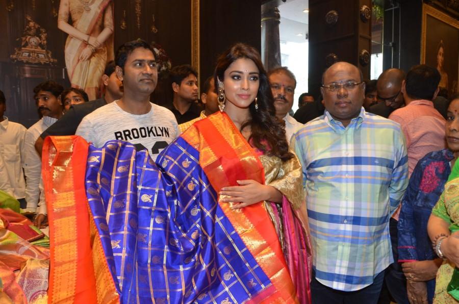 South Indian actress Shriya Saran launches VRK Silks at Himayat Nagar. Shriya Saran,actress Shriya Saran,Shriya Saran launches VRK Silks,VRK Silks at Himayat Nagar,VRK Silks,Shriya Saran pics,Shriya Saran images,Shriya Saran stills,Shriya Saran pictures,Shriya Saran photos,Shriya Saran hot pics