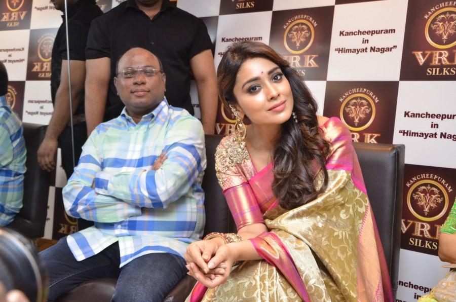 South Indian actress Shriya Saran launches VRK Silks at Himayat Nagar. Shriya Saran,actress Shriya Saran,Shriya Saran launches VRK Silks,VRK Silks at Himayat Nagar,VRK Silks,Shriya Saran pics,Shriya Saran images,Shriya Saran stills,Shriya Saran pictures,Shriya Saran photos,Shriya Saran hot pics