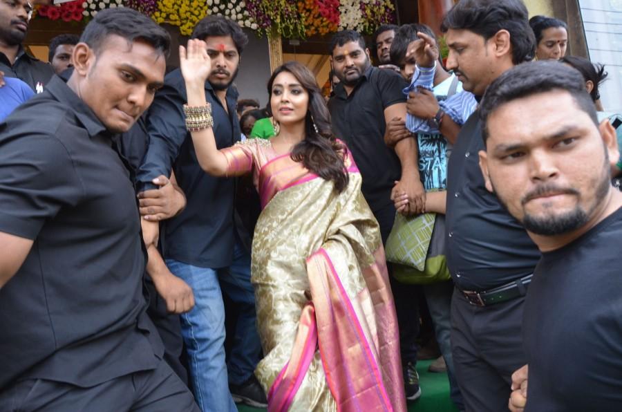 South Indian actress Shriya Saran launches VRK Silks at Himayat Nagar. Shriya Saran,actress Shriya Saran,Shriya Saran launches VRK Silks,VRK Silks at Himayat Nagar,VRK Silks,Shriya Saran pics,Shriya Saran images,Shriya Saran stills,Shriya Saran pictures,Shriya Saran photos,Shriya Saran hot pics