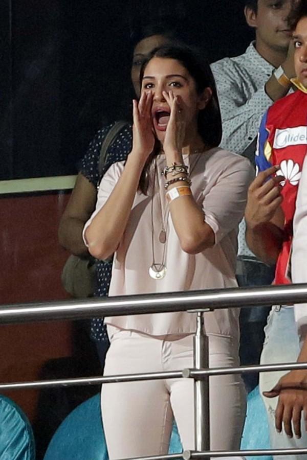 Anushka Sharma Cheering For RCB During The IPL Match Photos,Images