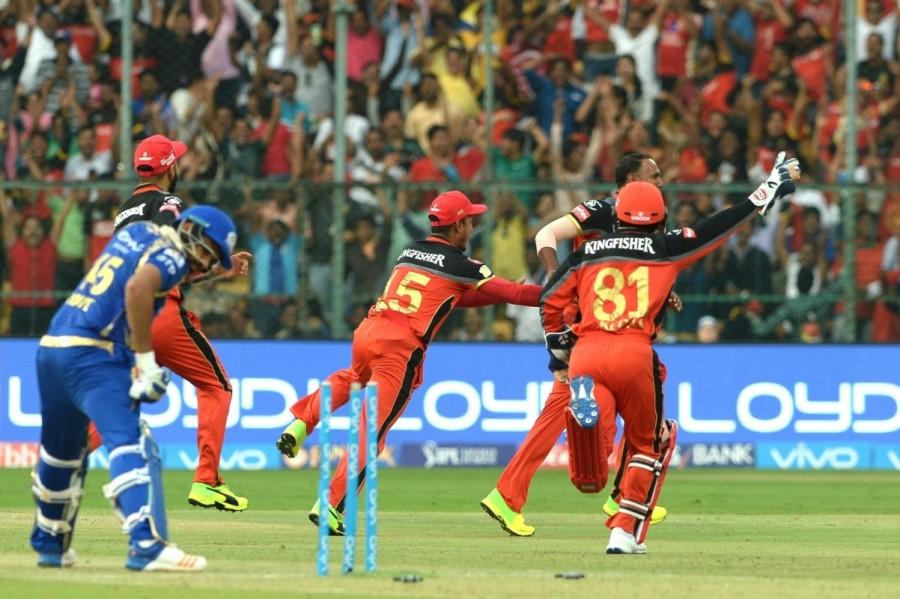 After five more runs with new batsman Kedar Jadhav (9), de Villiers too fell, sent packing by spinner Krunal Pandya in the 17th over. The middle-order once again failed as two crucial batsmen Kedar Jadhav and Mandeep Singh (0) were dismissed back to back, leaving Bangalore tottering at 127/5 in 18.1 overs. Pawan Negi, who has not proved his worth so far in the cash-rich league, once again did not rise to the occasion as he scored 13 runs in 13 balls. His partner Stuart Binny scored six runs as Bangalore failed get a boundary in the last 5.2 overs. Samuel Badree,Samuel Badree RCB,Samuel Badree hattrick,Kieron Pollard,Mumbai Indians stun Royal Challengers Bangalore,Mumbai Indians beats Royal Challengers Bangalore,Mumbai Indians,Royal Challengers Bangalore,RCB,MI,RCB vs MI,MI vs RCB