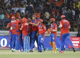 Gujarat Lions,Gujarat Lions beats Rising Pune Supergiant,Gujarat Lions trash Rising Pune Supergiant,GL beats RPS,GL trash RPS,Andrew Tye,Indian Premier League,Indian Premier League 2017,IPL,IPL 2017,Mahendra Singh Dhoni