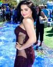 Hollywood actress Ariel Winter flashes her cleavage.