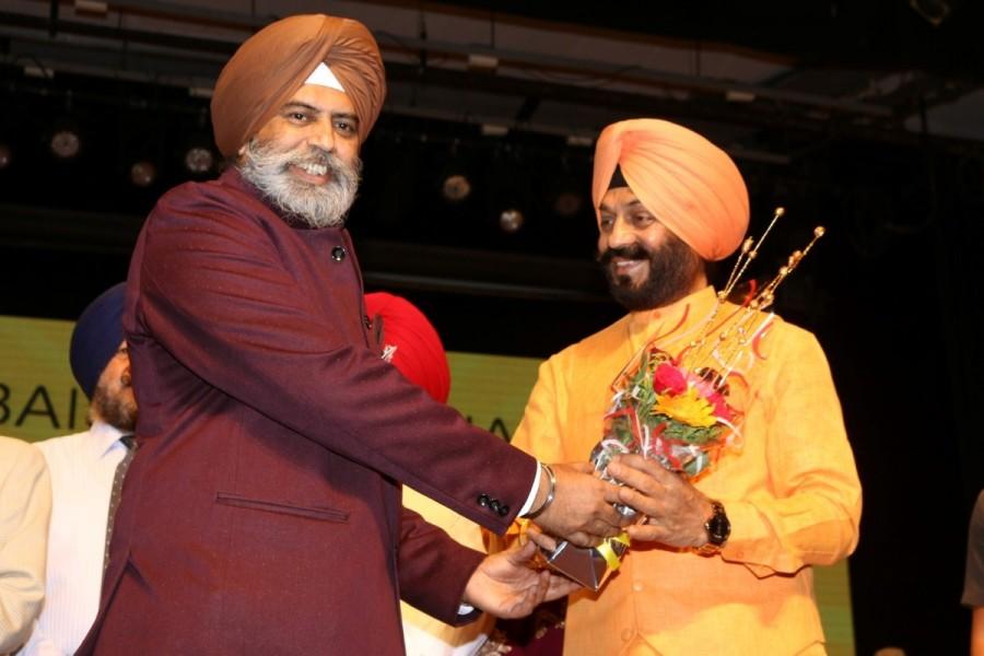 Ram Singh Rathor, Hon. Secretary, The Mumbai Hockey Association Ltd. and Maninderjeet Singh Bitta, chairman, All India Anti Terrorist Front during the celebration of Baisakhi festival in Mumbai on April 14, 2017. Baisakhi festival,Celebration of Baisakhi festival,Baisakhi festival celebration,Baisakhi celebration,Punjabi singer Gurdas Maan,Gurdas Maan
