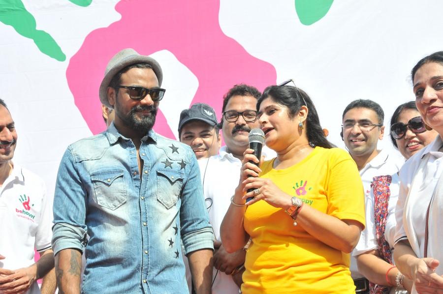 Mr. Surjeet Singh Dadiala & Mrs Shalini Thackeray says, "In this internet age our citizens are well educated, well-informed, and their expectations are accordingly high. Lokhandwala Street Festival met their inherent desire to engage in fitness and cultural activities, in an enjoyable, safe, outdoor setting. Other free street events focus on sports and fitness alone, Lokhandwala Street Festival gives opportunity to people to engage in performing arts and entertainment also." Tiger Shroff,Remo D'Souza,Lokhandwala Street Festival,Lokhandwala Street Festival pics,Lokhandwala Street Festival images,Lokhandwala Street Festival stills,Lokhandwala Street Festival pictures,Lokhandwala Street Festival photos