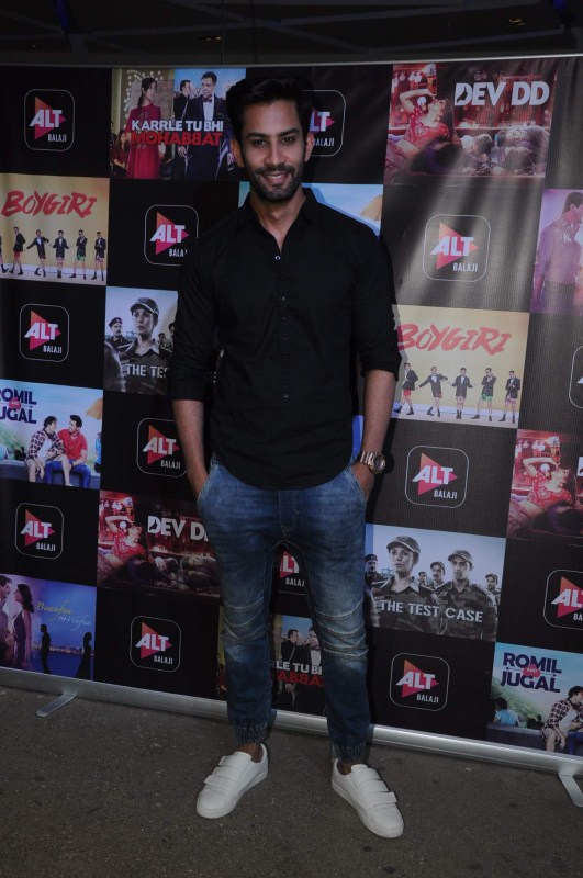 Actors who were present were TV sensations Sharad Malhotra, Arjun Bijlani, Hiten and Gauri Tejwani who were seen on the social circuit after a while, a pretty looking Rakshanda Khan, heartthrob of all Arjun Bijlani, Manini De Mishra who is acting in the web series Romil and Jugal by ALTBalaji as well. HIten Tejwani,Gauri Pradhan,Rakshanda Khan,Arjun Bijlani,Ekta Kapoor,ALTBalaji,ALTBalaji web series,ALTBalaji web series DEV DD,DEV DD