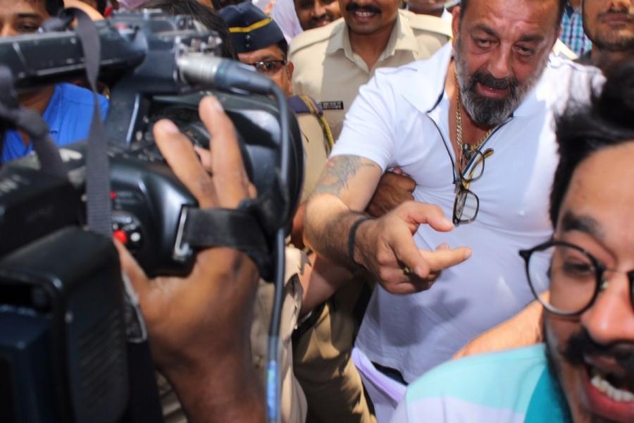 The process was initiated by Magistrate Patil during the hearings concerning a cheque bouncing case filed against Dutt by producer Shakeel Noorani in 2013. The court accepted Dutt's application and cancelled the arrest warrant. After the hearing, Dutt quickly moved out of the court premises, avoiding contact with the media. Sanjay Dutt,actor Sanjay Dutt,Sanjay Dutt appears in Andheri Court,Sanjay Dutt in Andheri Court,Sanjay Dutt Arrest Warrant,Sanjay Dutt Arrest,Sanjay Dutt Warrant,Sanjay Dutt pics,Sanjay Dutt images,Sanjay Dutt photos,Sanjay Dutt pictures
