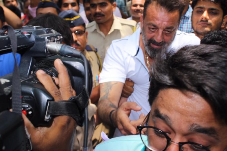Noorani in his complaint has alleged that he had been threatened by gangsters to settle a financial dispute pertaining to a film for which Dutt had taken the signing amount but failed to honour further commitments of playing the lead role in "Jaan Ki Baazi". Sanjay Dutt,actor Sanjay Dutt,Sanjay Dutt appears in Andheri Court,Sanjay Dutt in Andheri Court,Sanjay Dutt Arrest Warrant,Sanjay Dutt Arrest,Sanjay Dutt Warrant,Sanjay Dutt pics,Sanjay Dutt images,Sanjay Dutt photos,Sanjay Dutt pictures
