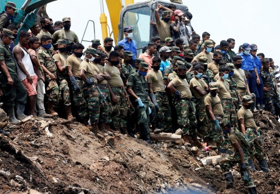 Members of the military wait until another rescue team recovers a dead victim during a rescue mission after a garbage dump collapsed and buried dozens of houses in Colombo, Sri Lanka April 16, 2017. Deadly garbage,Deadly garbage landslide in Sri Lanka,Deadly garbage in Sri Lanka,Sri Lanka,giant rubbish dump,rubbish dump,Colombo