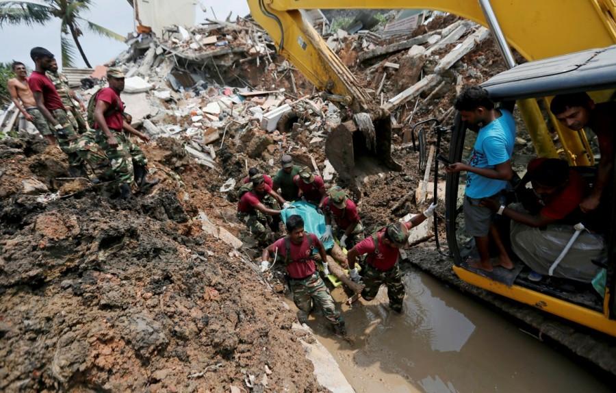 Members of the military carry a dead victim during a rescue mission after a garbage dump collapsed and buried dozens of houses in Colombo, Sri Lanka April 15, 2017. Deadly garbage,Deadly garbage landslide in Sri Lanka,Deadly garbage in Sri Lanka,Sri Lanka,giant rubbish dump,rubbish dump,Colombo