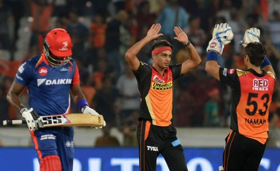 Delhi suffered an early blow when opener Sam Bilings flicked a Siraj ball straight into the hands of Deepak Hooda at midwicket. Sanju Samson and Karun Nair then joined hands to post a 71-run stand in 45 balls. The visitors seemed to be coasting along nicely at that point, but the loss of two wickets in the space of just three balls completely changed the situation. Nair was run out while attempting a run off Yuvraj Singh thanks to an accurate throw by substitute fielder V. Shankar. Rishabh Pant, the next man in, registered a first ball duck when he tried to hit the ball outside the park but could only manage to find David Warner at long on. Samson was the next to go, holing out in the deep while attempting to smash a slowish delivery from Siraj which was pitched at a full length just outside the off stump. Sunrisers Hyderabad,Delhi Daredevils,Hyderabad beat Delhi,Rajiv Gandhi International Stadium,Indian Premier League,Indian Premier League 2017,IPL,IPL 2017,Mohammed Siraj,Sanju Samson,Karun Nair,Rishabh Pant