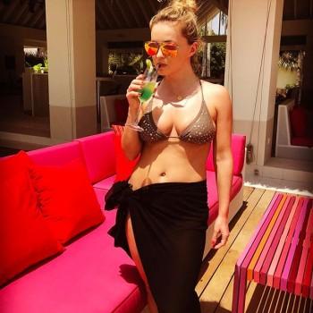 Ola Jordan flaunts her curves in Maldives.