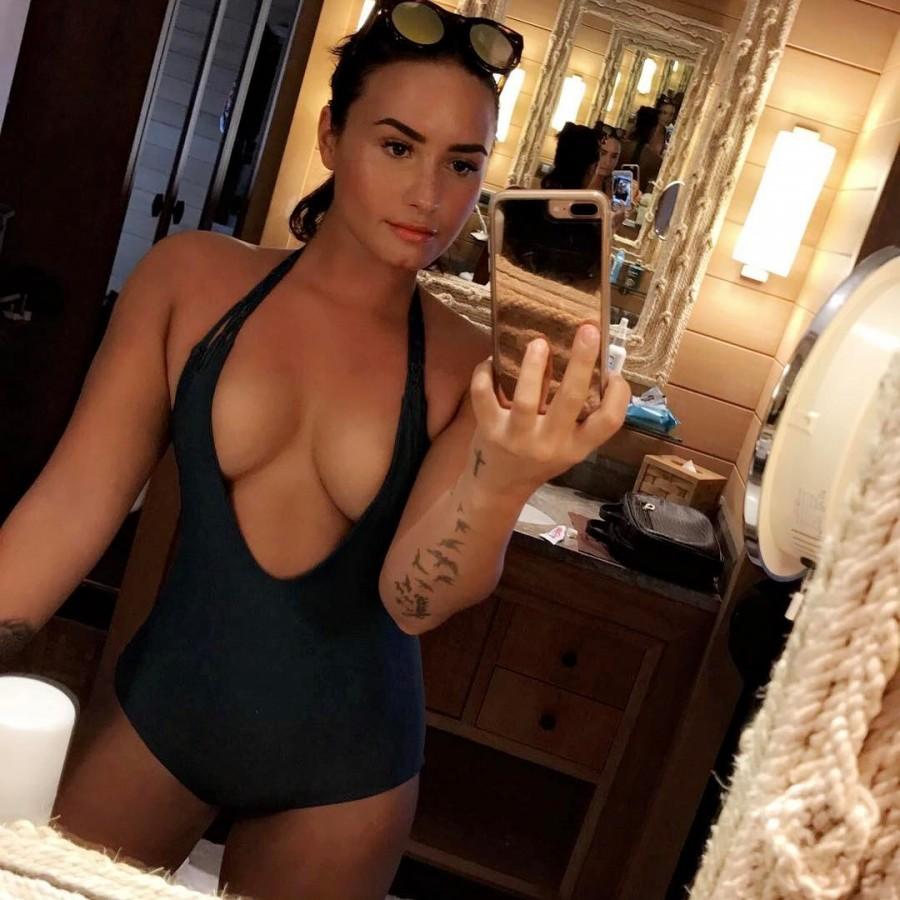 Demi Lovato Flaunts Her Bikini Body Photos Images Gallery 64701