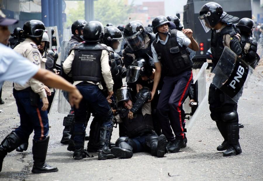 Police help an injured colleague during clashes with opposition supporters during protests against unpopular leftist President Nicolas Maduro in San Cristobal, Venezuela April 19, 2017. Mother of all marches,Venezuela,President Nicolas Maduro,Nicolas Maduro,violent demonstrations,demonstrations