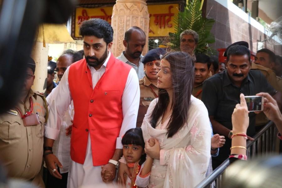 Bollywood actors Aishwarya Rai and Abhishek Bachchan along with their daughter Aaradhya Bachchan visit Siddhivinayak Temple to offer prayers, as they celebrated their 10th wedding anniversary in Mumbai on April 20, 2017. Aishwarya Rai,Abhishek Bachchan,Aishwarya Rai and Abhishek Bachchan visit Siddhivinayak temple,Aaradhya,Aaradhya bachchan,Aishwarya Rai and Abhishek Bachchan wedding
