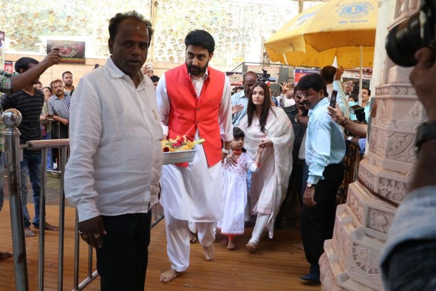 Bollywood actors Aishwarya Rai and Abhishek Bachchan along with their daughter Aaradhya Bachchan visit Siddhivinayak Temple to offer prayers, as they celebrated their 10th wedding anniversary in Mumbai on April 20, 2017. Aishwarya Rai,Abhishek Bachchan,Aishwarya Rai and Abhishek Bachchan visit Siddhivinayak temple,Aaradhya,Aaradhya bachchan,Aishwarya Rai and Abhishek Bachchan wedding