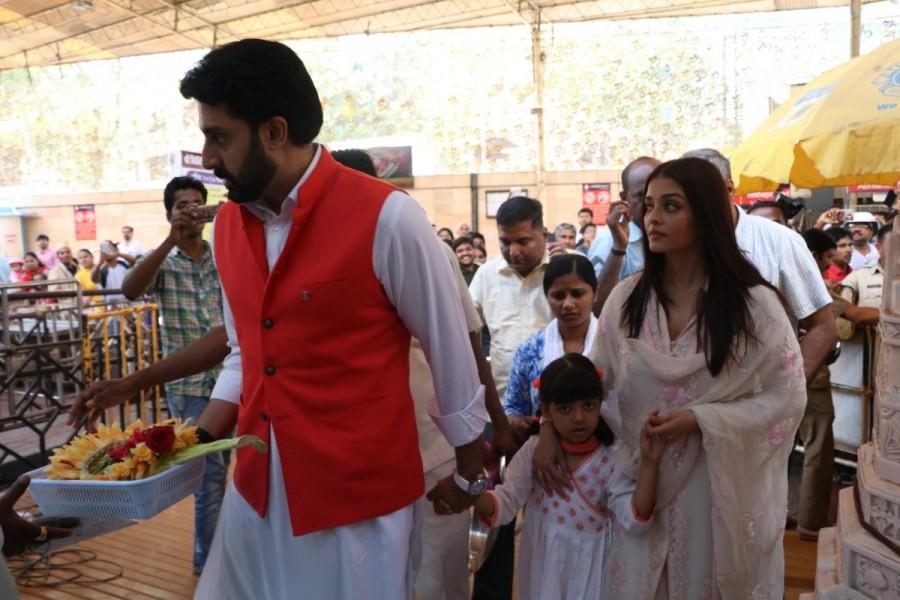 Bollywood actors Aishwarya Rai and Abhishek Bachchan along with their daughter Aaradhya Bachchan visit Siddhivinayak Temple to offer prayers, as they celebrated their 10th wedding anniversary in Mumbai on April 20, 2017. Aishwarya Rai,Abhishek Bachchan,Aishwarya Rai and Abhishek Bachchan visit Siddhivinayak temple,Aaradhya,Aaradhya bachchan,Aishwarya Rai and Abhishek Bachchan wedding