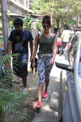 Bollywood actress Ria Chakravarthi spotted at Bandra on April 21, 2017. Ria Chakravarthi,Ria Chakravarthi spotted at Bandra,Ria Chakravarthi at Bandra,Ria Chakravarthi pics,Ria Chakravarthi images,Ria Chakravarthi stills,Ria Chakravarthi pictures
