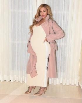 Pregnant Beyonce shows off her growing baby bump.