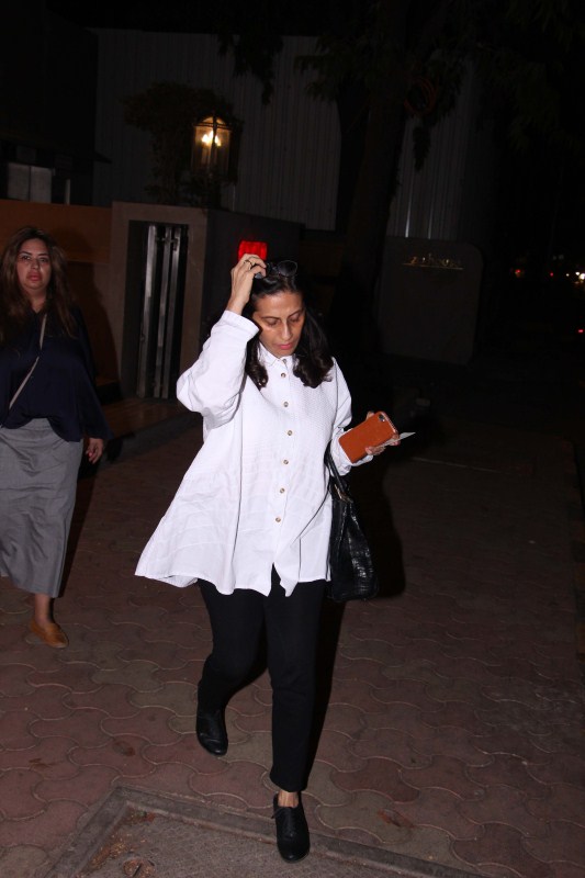 Bollywood actress Sonam Kapoor with her mother spotted at Bandra. Sonam Kapoor,actress Sonam Kapoor,Sonam Kapoor with her mother,Sonam Kapoor spotted at Bandra,Sonam Kapoor at Bandra,Sonam Kapoor pics,Sonam Kapoor images,Sonam Kapoor stills,Sonam Kapoor pictures,Sonam Kapoor photos