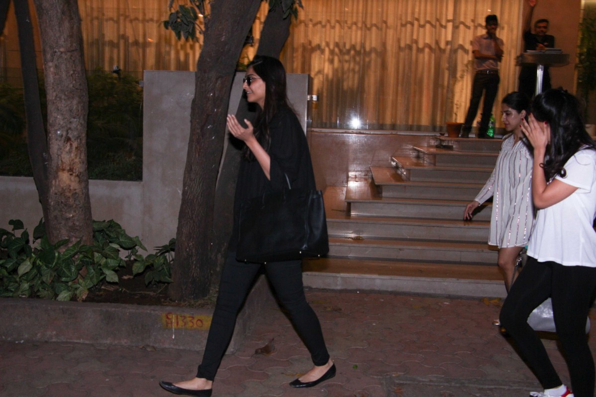 Sonam Kapoor With Her Mother Spotted At Bandra - Photos,Images,Gallery ...