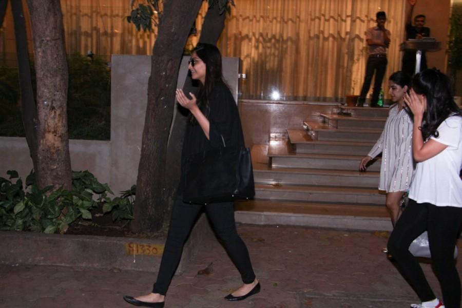 Bollywood actress Sonam Kapoor with her mother spotted at Bandra. Sonam Kapoor,actress Sonam Kapoor,Sonam Kapoor with her mother,Sonam Kapoor spotted at Bandra,Sonam Kapoor at Bandra,Sonam Kapoor pics,Sonam Kapoor images,Sonam Kapoor stills,Sonam Kapoor pictures,Sonam Kapoor photos