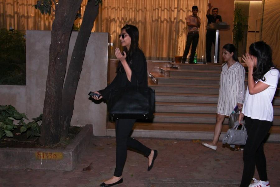 Bollywood actress Sonam Kapoor with her mother spotted at Bandra. Sonam Kapoor,actress Sonam Kapoor,Sonam Kapoor with her mother,Sonam Kapoor spotted at Bandra,Sonam Kapoor at Bandra,Sonam Kapoor pics,Sonam Kapoor images,Sonam Kapoor stills,Sonam Kapoor pictures,Sonam Kapoor photos