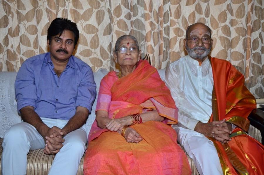 Pawan Kalyan and Trivikram Srinivas met and Congrtulated K Vishwanath. Pawan Kalyan and Trivikiram,Pawan Kalyan and Trivikram Srinivas,Pawan Kalyan,Trivikram Srinivas