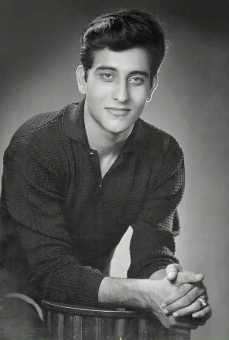 Vinod Khanna's Rare and unseen pictures. Vinod Khanna passes away,Vinod Khanna dead,Vinod Khanna no more,Vinod Khanna,actor Vinod Khanna,Vinod Khanna rare pics,Vinod Khanna rare images,Vinod Khanna rare stills,Vinod Khanna rare pictures,Vinod Khanna rare phoots