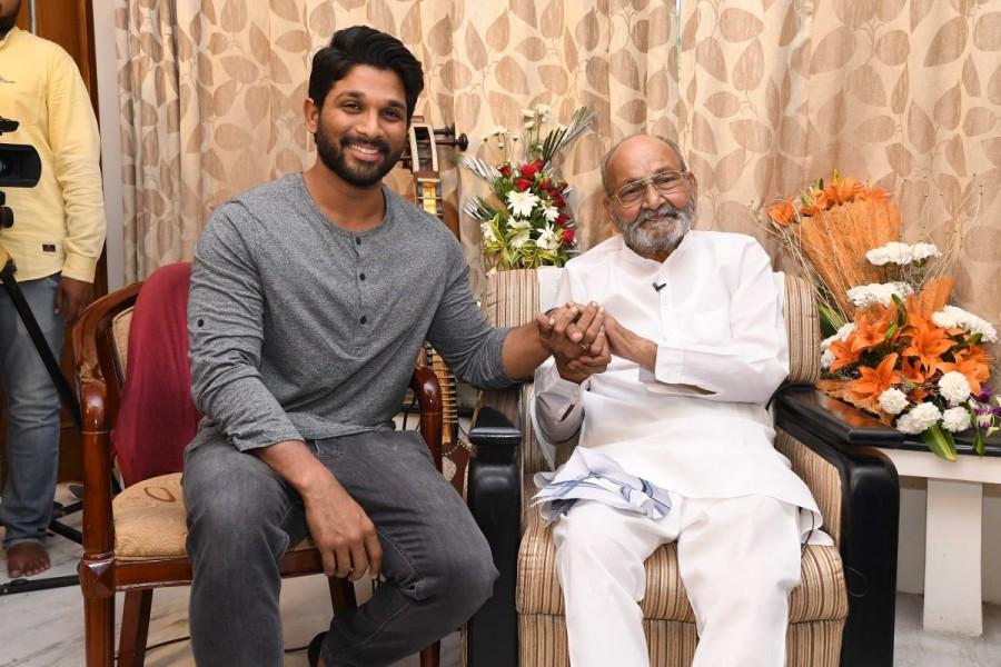 South Indian actor Allu Arjun meets K Viswanath. Allu Arjun meets K Viswanath,Allu Arjun,K Viswanath,actor Allu Arjun,Allu Arjun pics,Allu Arjun images,Allu Arjun stills,Allu Arjun pictures,Allu Arjun photos
