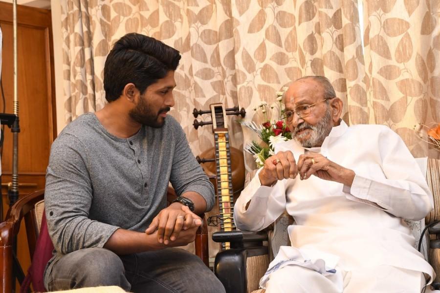 South Indian actor Allu Arjun meets K Viswanath. Allu Arjun meets K Viswanath,Allu Arjun,K Viswanath,actor Allu Arjun,Allu Arjun pics,Allu Arjun images,Allu Arjun stills,Allu Arjun pictures,Allu Arjun photos