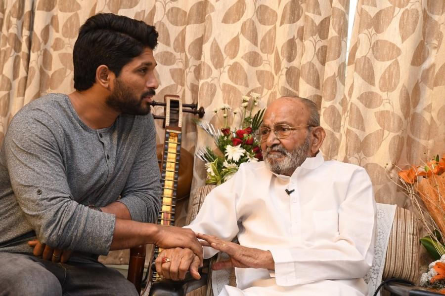 South Indian actor Allu Arjun meets K Viswanath. Allu Arjun meets K Viswanath,Allu Arjun,K Viswanath,actor Allu Arjun,Allu Arjun pics,Allu Arjun images,Allu Arjun stills,Allu Arjun pictures,Allu Arjun photos